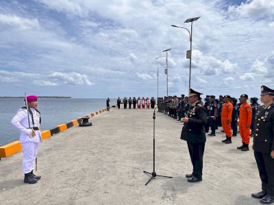 Kapolres Selayar Pimpin Upacara Tabur Bunga HUT ke-80 RI di Dermaga Benteng