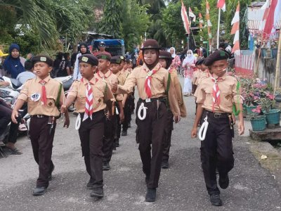 SD Parangia Tampil Unik dengan Seragam Pramuka di Lomba Baris Berbaris HUT RI ke-80 di Kecamatan Bontomatene