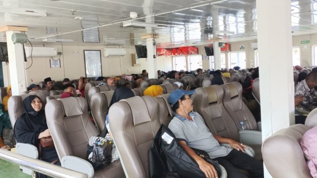 KMP Balibo Alami Gangguan Mesin, Penumpang Dialihkan ke KMP Takabonerate