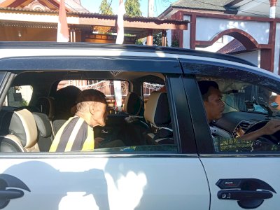 Gerak Cepat Anggota Polres Selayar Antar Korban Kecelakaan ke Rumah Sakit