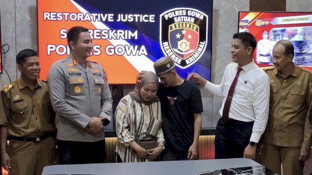 Tangis Haru Pelaku KDRT di Gowa Setelah Dapat Restorative Justice dari Polres Gowa, Berlutut Minta Maaf pada Istri
