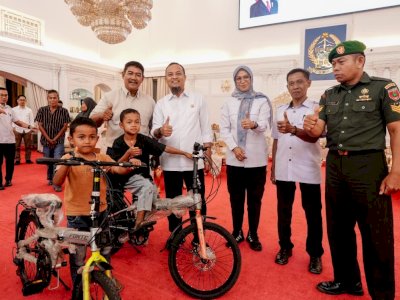 Dua Bocah Asal Gowa Pemungut Sisa Kue Viral, Kini Dihadiahi Sepeda oleh Gubernur Sulsel