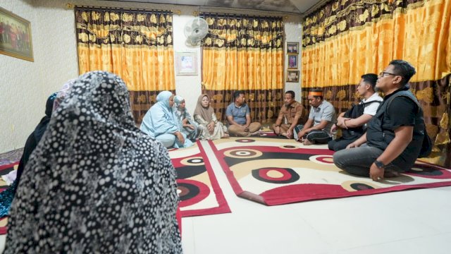 Kunjungi Rumah Duka Abay, Gubernur Sulsel Beri Dukungan Moril Kepada Keluarga Almarhum