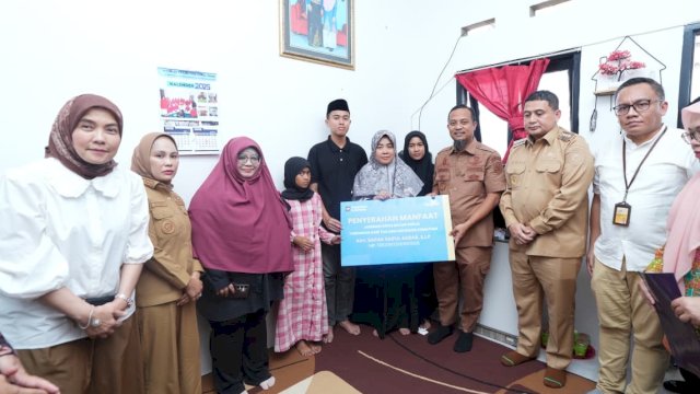 Gubernur Sulsel Serahkan Bantuan untuk Keluarga Kasi Kesra Korban Kebakaran DPRD Makassar