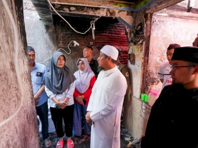 Gubernur Sulsel Tinjau Lokasi Kebakaran di Jalan Baji Dakka, Serahkan Santunan untuk Korban