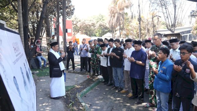 Wali Kota Munafri, Anggota DPRD Makassar dan Mahasiswa Gelar Salat Ghaib Korban Kebakaran