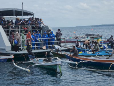 HUT TNI Jadi Berkah, Nelayan Selayar Terima Sembako Saat Melaut