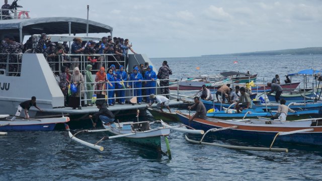 HUT TNI Jadi Berkah, Nelayan Selayar Terima Sembako Saat Melaut