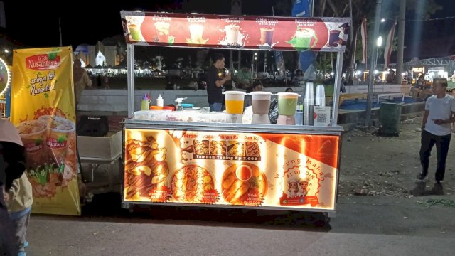 Dari Lapak Pinggir Jalan ke Kedai 24 Jam: Kisah &ldquo;Ai Dikdik&rdquo; yang Hadirkan Seblak dan Minuman Kekinian di Selayar