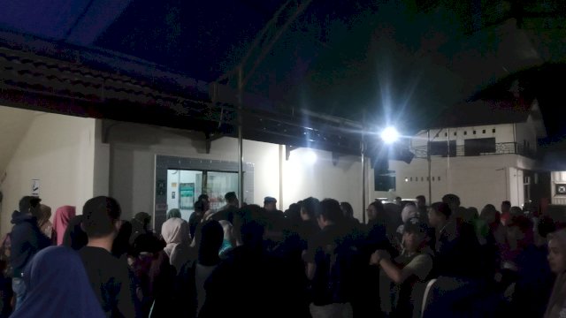 filter: 0; jpegRotation: 0; fileterIntensity: 0.000000; filterMask: 0; module:1facing:0; 
hw-remosaic: 0; 
touch: (-1.0, -1.0); 
modeInfo: ; 
sceneMode: Night; 
cct_value: 0; 
AI_Scene: (-1, -1); 
aec_lux: 19.0; 
hist255: 0.0; 
hist252~255: 0.0; 
hist0~15: 0.0;