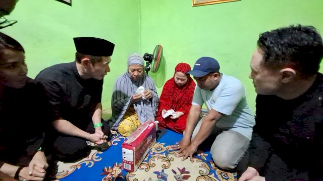 Tangis Haru CEO Grab Anthony Tan Saat Melayat Rusmadiansyah, Driver yang Tewas Dikeroyok Massa di Makassar