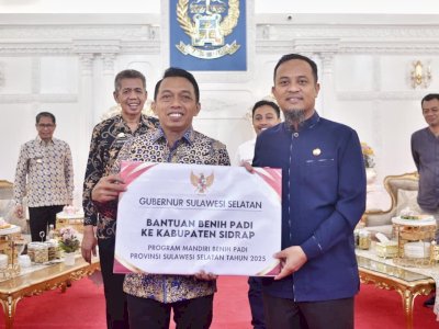 Gubernur Sulsel Serahkan Bantuan Mandiri Benih Padi ke Sidrap dan Soppeng Musim Tanam Oktober 2025-Maret 2026
