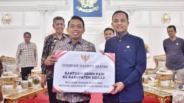 Gubernur Sulsel Serahkan Bantuan Mandiri Benih Padi ke Sidrap dan Soppeng Musim Tanam Oktober 2025-Maret 2026