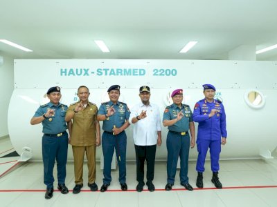 Gubernur Sulsel Terima Brevet Kehormatan Hiperbarik dari TNI AL