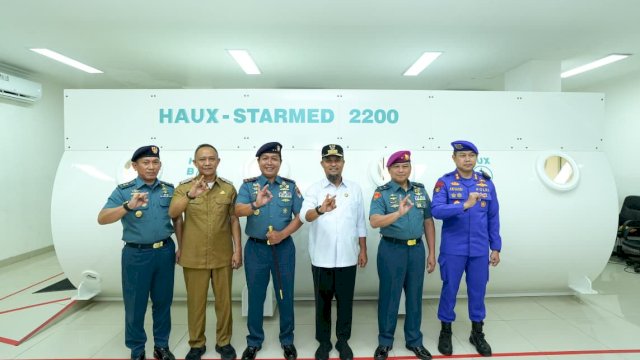 Gubernur Sulsel Terima Brevet Kehormatan Hiperbarik dari TNI AL