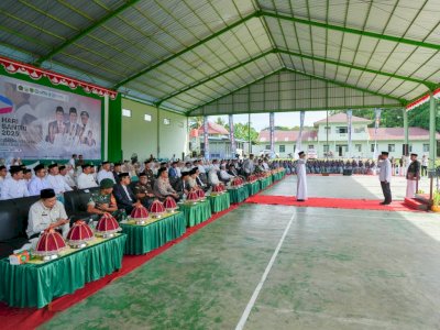 Hadiri Peringatan Hari Santri Nasional, Gubernur Sulsel Serahkan Bantuan Rp5 Miliar untuk Perbaikan Jalan ke Ponpes DDI Mangkoso Barru
