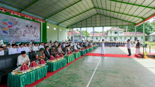 Hadiri Peringatan Hari Santri Nasional, Gubernur Sulsel Serahkan Bantuan Rp5 Miliar untuk Perbaikan Jalan ke Ponpes DDI Mangkoso Barru