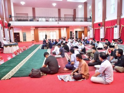 Gubernur Andi Sudirman Hadiri Kajian Islam Ilmiah Bertema “Menjaga Diri dan Keluarga dari Api Neraka”