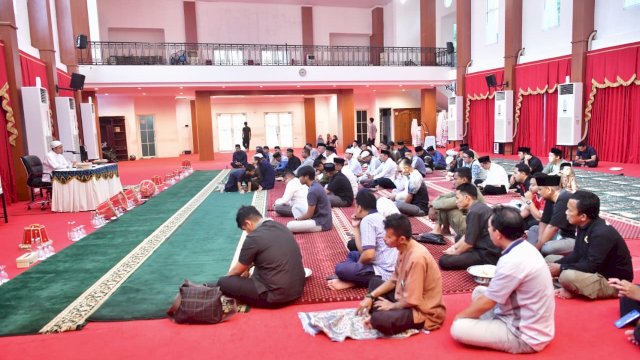 Gubernur Andi Sudirman Hadiri Kajian Islam Ilmiah Bertema “Menjaga Diri dan Keluarga dari Api Neraka”