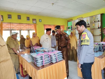 Bhabinkamtibmas Dampingi Wabup Selayar Tinjau Program Makan Bergizi Gratis di Pasimasunggu Timur