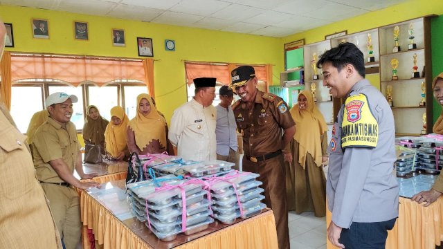 Bhabinkamtibmas Dampingi Wabup Selayar Tinjau Program Makan Bergizi Gratis di Pasimasunggu Timur