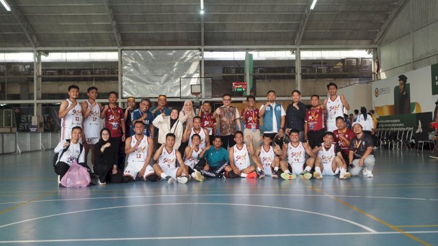 Sekda Sulsel Jufri Rahman Suntik Semangat Tim Basket di Laga Perdana PORNAS KORPRI 2025