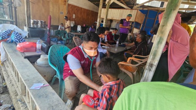 Update Tim Medis Pemprov Sulsel, Gubernur Andi Sudirman: Tim Bergerak dari Rumah ke Rumah Bantu Korban Bencana