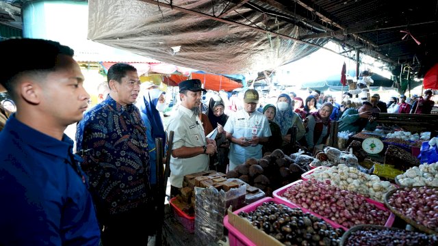 Sidak Pasar Bersama Forkopimda, Gubernur Sulsel: Harga Sembako Relatif Terkendali