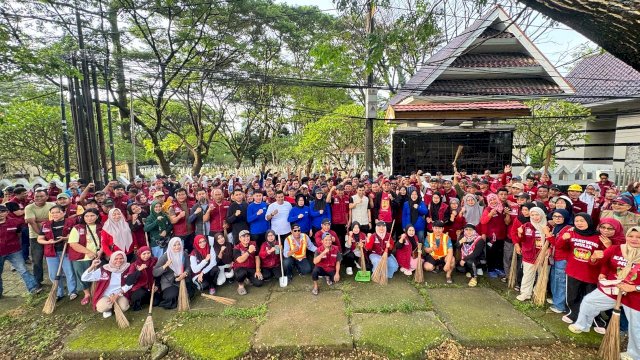 Jelang Ramadan, Camat Panakukang Pimpin Kerja Bakti Bersihkan TMP dan Masjid