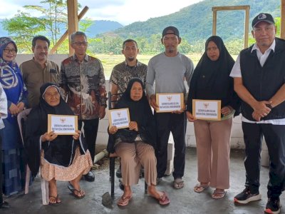 Gubernur Sulsel Salurkan Bantuan Kebencanaan untuk Korban Kebakaran di Bua Luwu