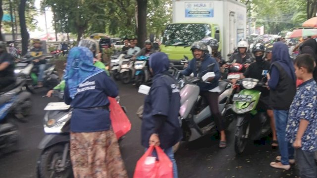 Nasdem Makassar Masifkan Bagi Takjil ke Masyarakat dan Pengguna Jalan