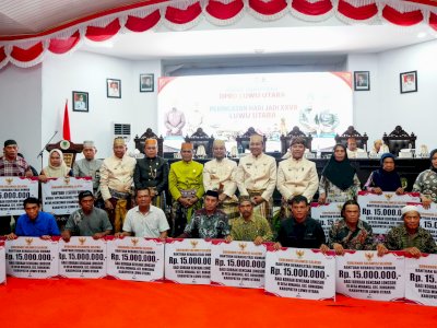Gubernur Sulsel Salurkan Bantuan Rehabilitasi Rumah untuk Korban Longsor di Rongkong Lutra
