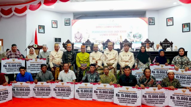 Gubernur Sulsel Salurkan Bantuan Rehabilitasi Rumah untuk Korban Longsor di Rongkong Lutra