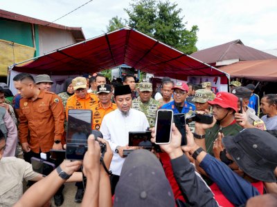 Gubernur Sulsel Tinjau Banjir di Bone, Serahkan Bantuan Rp1 Miliar dan Santunan Korban
