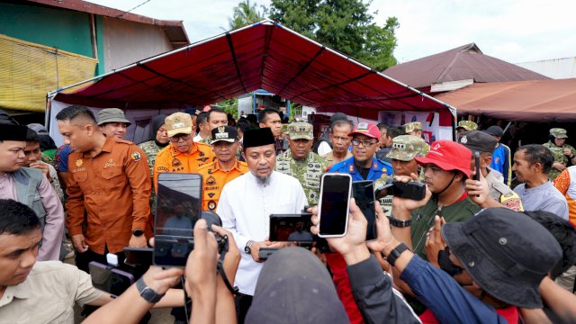 Gubernur Sulsel Tinjau Banjir di Bone, Serahkan Bantuan Rp1 Miliar dan Santunan Korban