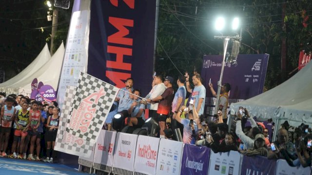 Lautan Manusia Padati Anjungan Losari, Munafri Resmi Lepas Makassar Half Marathon 2026