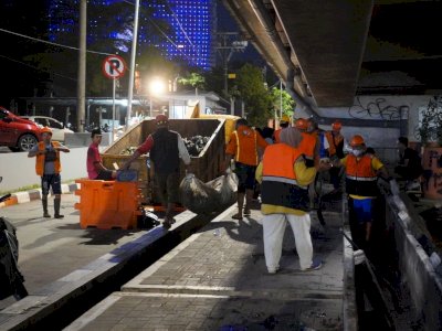 Jaga Estetika Kota, Pemkot Makassar Bersihkan Sampah dan Drainase di Bawah Tol Pettarani