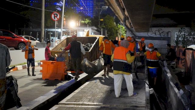 Jaga Estetika Kota, Pemkot Makassar Bersihkan Sampah dan Drainase di Bawah Tol Pettarani