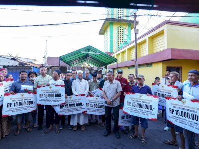 Gubernur Sulsel Salurkan Bantuan Sosial dan Rehabilitasi Rumah Korban Kebakaran Jalan Sultan Alauddin III