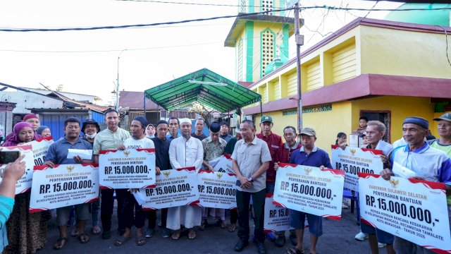 Gubernur Sulsel Salurkan Bantuan Sosial dan Rehabilitasi Rumah Korban Kebakaran Jalan Sultan Alauddin III
