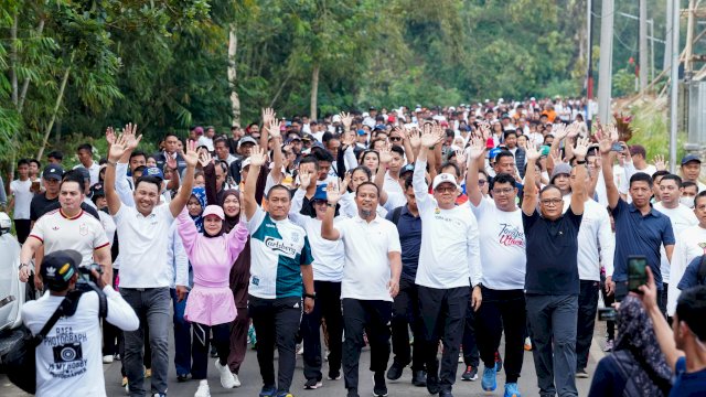 Gubernur Sulsel Lepas Ribuan Peserta Jalan Sehat Anti Mager Toraja Utara
