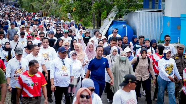 Puluhan Ribu Warga Semarakkan Jalan Sehat Anti Mager Bersama Gubernur Sulsel Peringati 67 Tahun Kabupaten Luwu