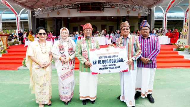 Gubernur Sulsel Serahkan Bantuan Keuangan Rp10 Miliar di Hari Jadi Toraja Utara ke-18