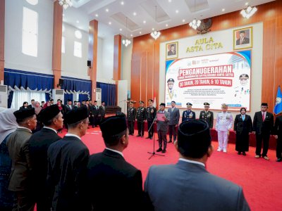 Pengabdian Puluhan Tahun, Gubernur Sulsel Sematkan Satyalencana kepada 398 PNS
