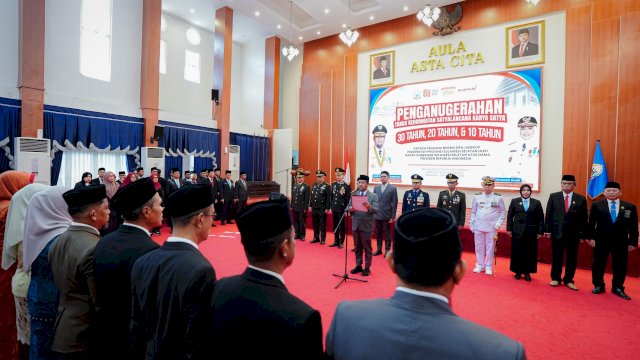 Pengabdian Puluhan Tahun, Gubernur Sulsel Sematkan Satyalencana kepada 398 PNS